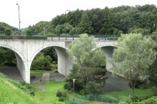 公園南端に架かる薬師大橋