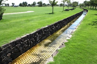 水遊びのできる小川も