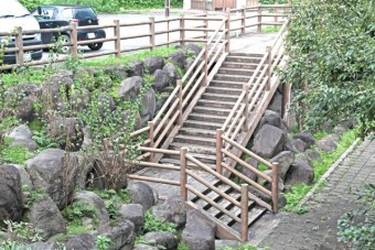 駐車場から下に降りると公園