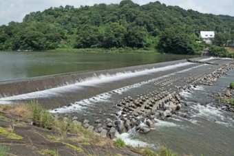 公園わきには利根川支流の鏑川が流れる