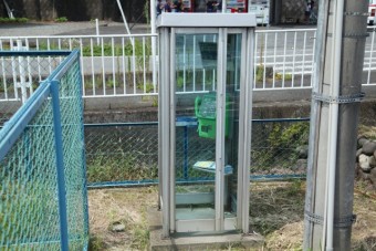 入口近くにある電話ボックス