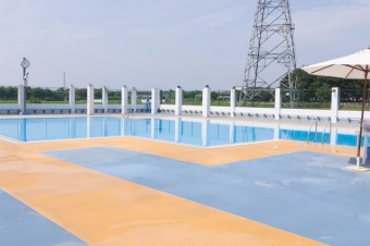 夏季にオープンする、屋外プール