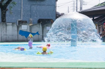 幼児用プールにはキノコ型の噴水が