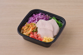 国産鶏むね肉のパワーサラダ