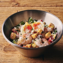 エビと自家製クルトンのエッグチーズシーザーサラダ