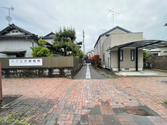 メイン道路からの入口