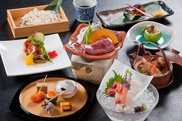 ご宴会料理コースはお1人様4400円(税込)から承ります。 ※写真8800円(税込)コースのイメージ