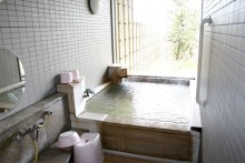 天然温泉風呂付の個室を完備