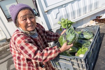 毎日粕川の農家の方が新鮮な野菜を運んでくる