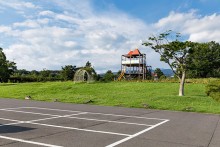 公園の駐車場と芝生