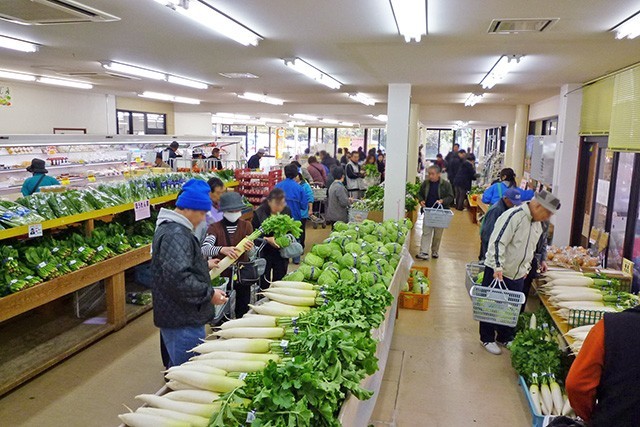 旬の新鮮野菜や地元のブランド肉、地元の食材を活かした加工品などを販売