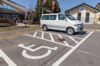 大型車用の駐車場や障害者用駐車場など200台を収容可