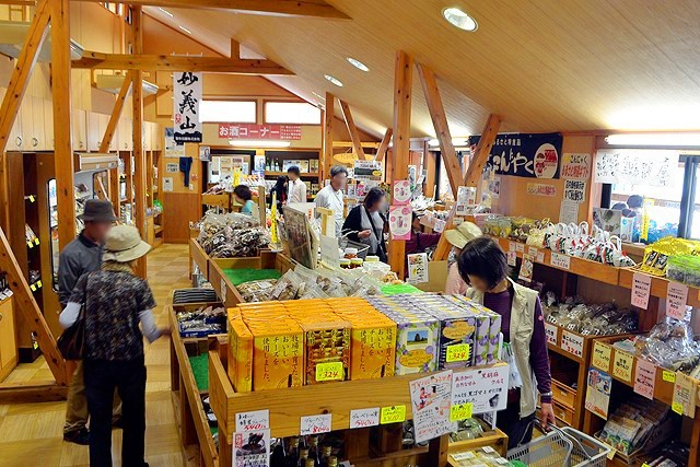 四季折々の新鮮野菜や、地元の食材を活かした特産品なども販売