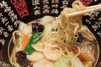 若干ちぢれのある細麺を使用。