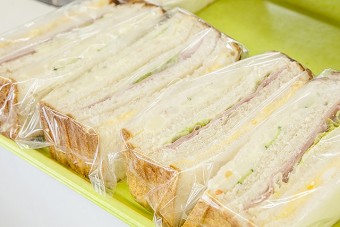 ふわふわの食パン生地のサンドイッチ