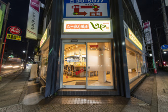 IS伊勢崎店の北側交差点にあります