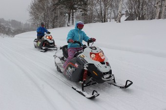 スノーモービル体験ツアーで長距離走破！