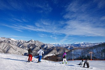 山々を見渡せる広々としたゲレンデ