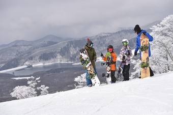 ワイドな斜面のファミリーコースはゲレンデデビューに最適♪