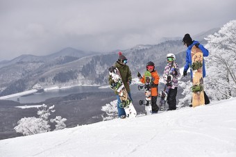 ワイドな斜面のファミリーコースはゲレンデデビューに最適♪