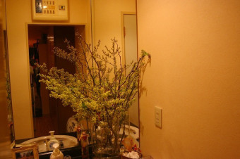 花で飾られたレストルーム。
