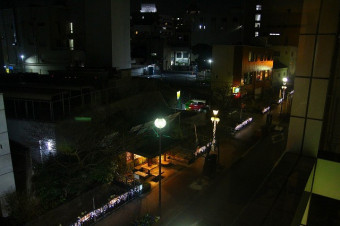 窓の外には千代田の夜景が。