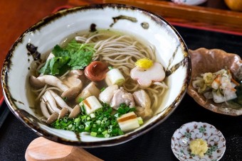 和食の修行を積んだ主人の創作蕎麦も完成されている