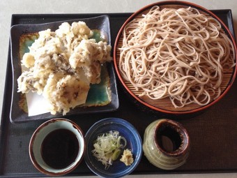 大信の「舞茸天ぷら」と「もりそば」