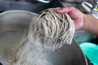 独自の打ち方で生まれる九割蕎麦の食感は他では味わえない