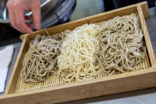 手捏ねのうどんは細麺で数量限定