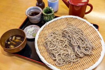 2種類の蕎麦が楽しめる「もりそば」大盛り 合盛り