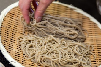 蕎麦は十割と二八の2種類。合盛りも可能