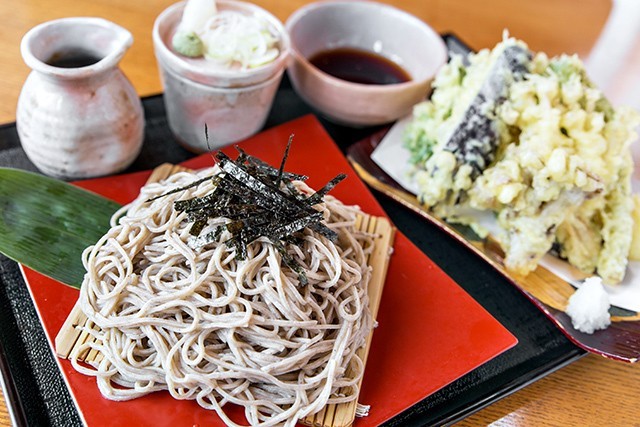 蕎麦は自家製粉 天ぷらは自家菜園の野菜が中心の「天ざるそば」