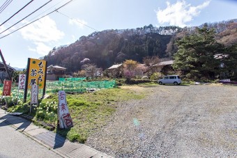 木に隠れているので道からはお店がわかりづらいので看板が目印