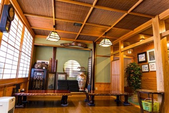格子の葦簀（よしず）天井が綺麗な木作りの店内