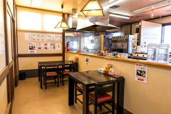 オープンキッチンで清潔感のある店内