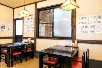 うどん亭さくらの4人掛けテーブル席