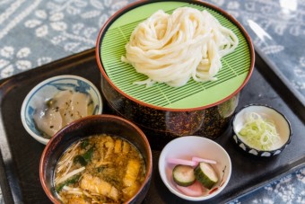 うどんは2枚でボリュームも満足『春兆特製つけ麺』