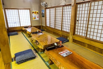 一枚板のテーブルが並ぶお座敷席