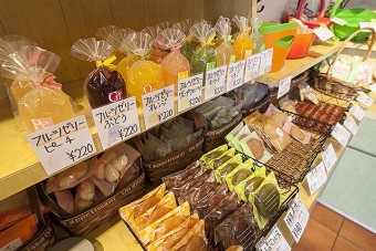 焼菓子や季節に応じたお菓子をご用意しています。（ゼリーは夏季限定）