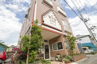 三角屋根が目印の樫の木外観