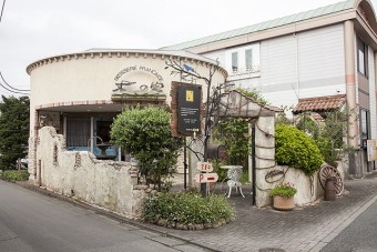 お菓子の家のような木の実富岡店の外観