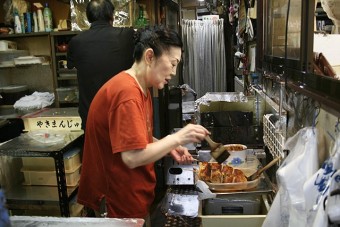 焼きたてのまんじゅうにタレをつけます