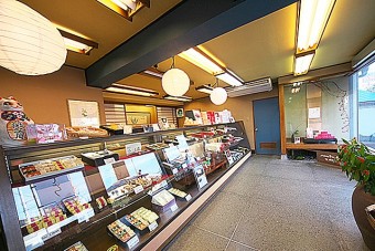 （旧店舗）こだわりの和菓子が並ぶ店内