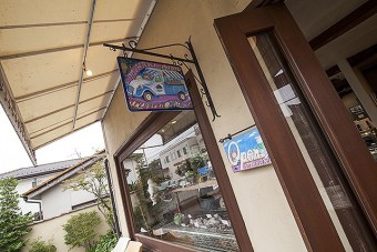 店の入り口にはミヤケオリジナルの看板