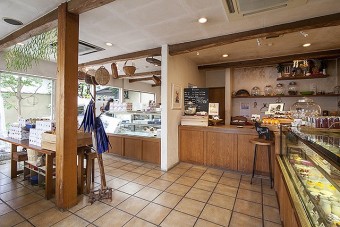 木の温もりあふれる店内