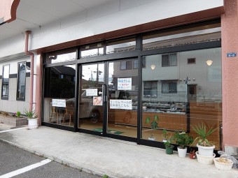 ビルの1階にお店を移転オープンしました。