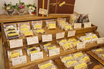 お店の名前にもなっているかとるかーる（パウンドケーキ）を始め焼菓子が充実！