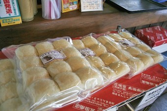 店内ではお土産用の焼きまんじゅうも販売しています。