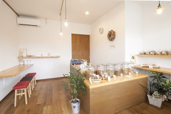 木の温もり溢れる店内